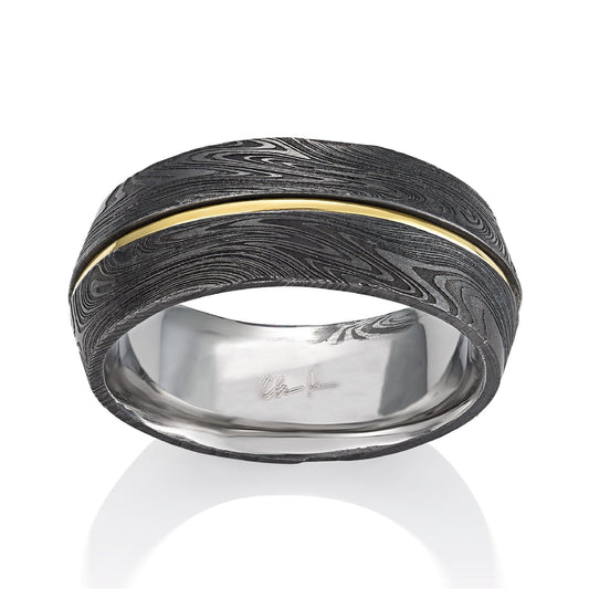 Two-tone ring with a Damascus steel pattern and a yellow gold inlay on a white background